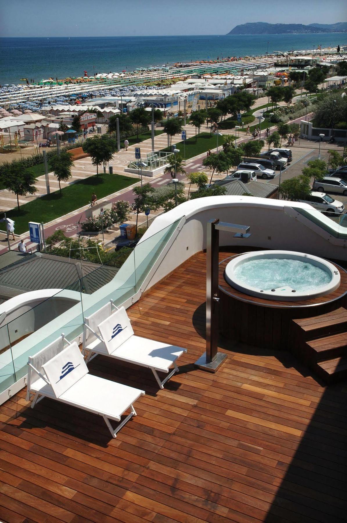 Trampolines Suite Hotel Riccione Exterior foto