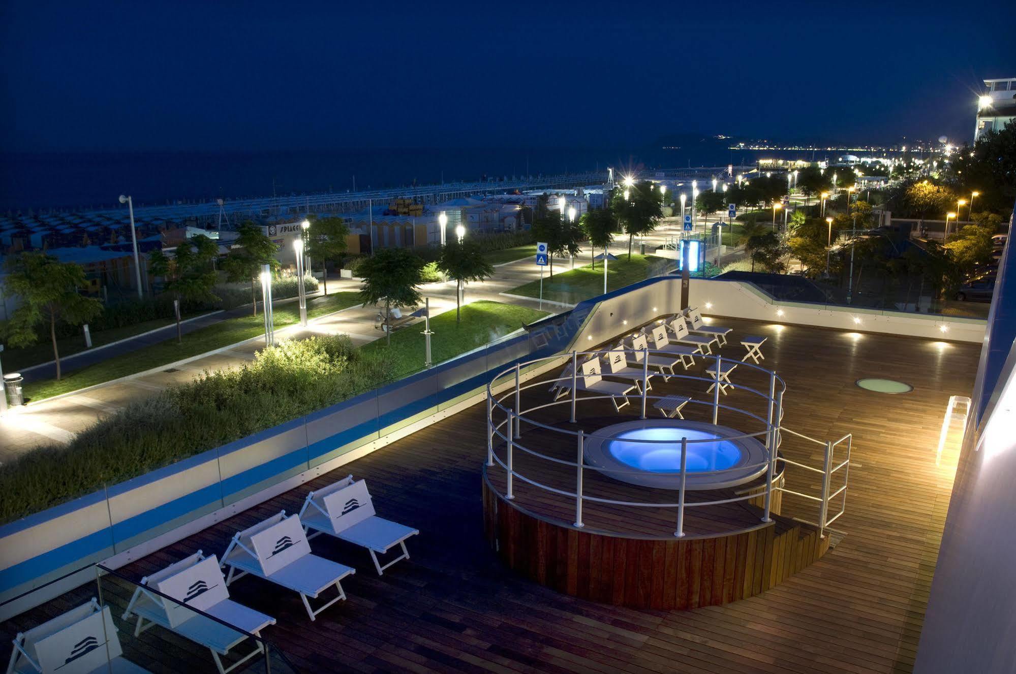 Trampolines Suite Hotel Riccione Exterior foto